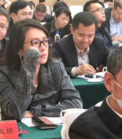 章子怡一夜之间遭群嘲。不是因为46岁老态毕现，也不是表情管理有问题，而是精气神没
