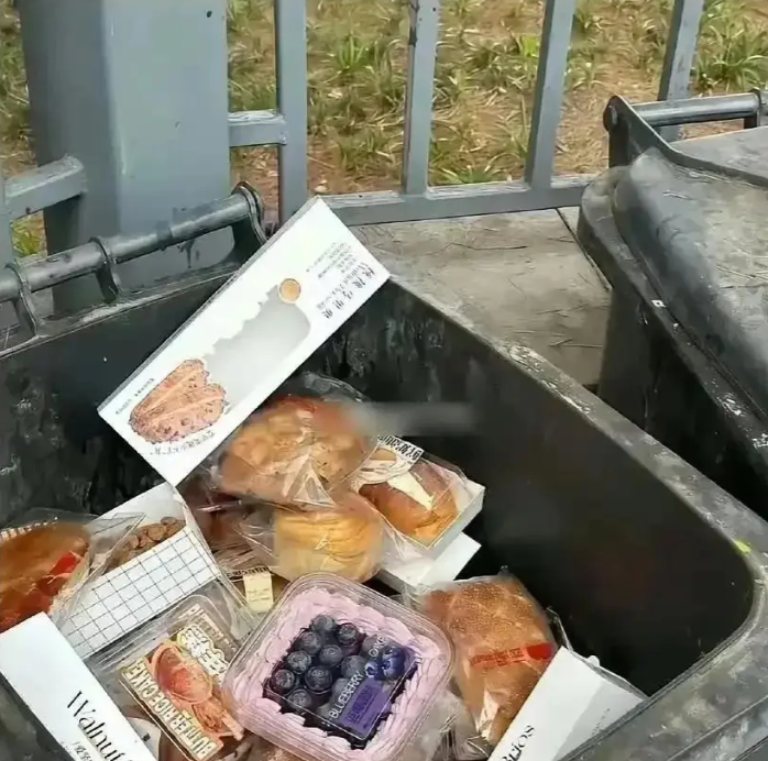 你可以捡，但我不能送，我也可以告诉你完全可以吃。