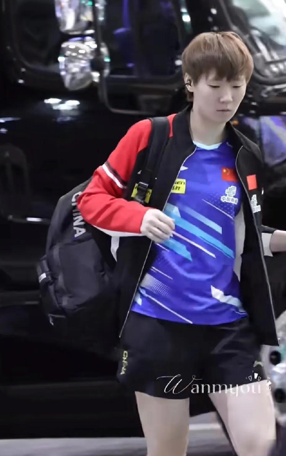 今日以两个3：0战胜对手完美完成美国大满贯女单、女双两个项目比赛任务的王曼昱，下