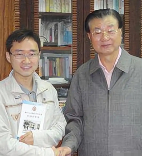 2009年，四川一名考生高考作文的字迹无人能认，被请来的专家费力辨认后发现，内容