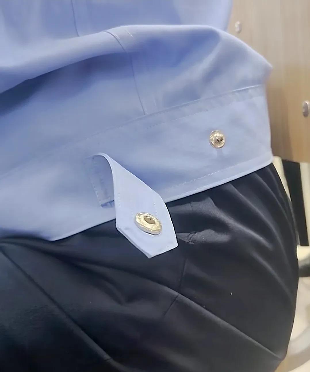 真搞不懂这个扣子有什么用？纯属多余吧？
有没有兄弟觉得夏执勤服腰部这个扣子纯属多