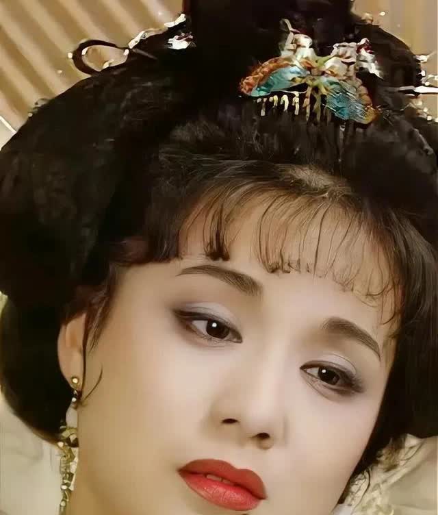 这两位才华出众的演员都是英年早逝
下巴上一颗痣都在相同的位置
女演员的这颗痣