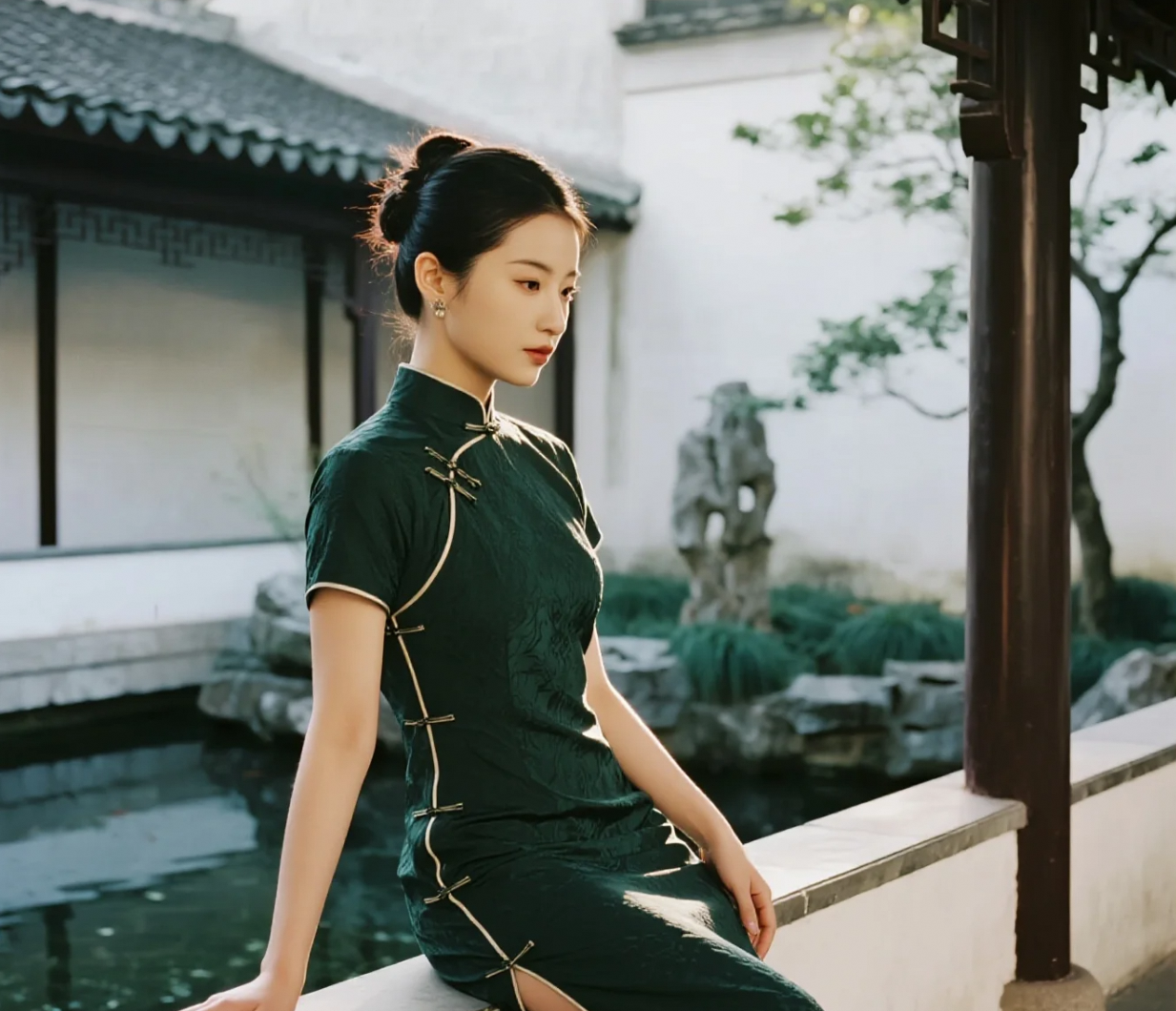 青砖灰瓦间的东方神韵：旗袍女子的庭院时光