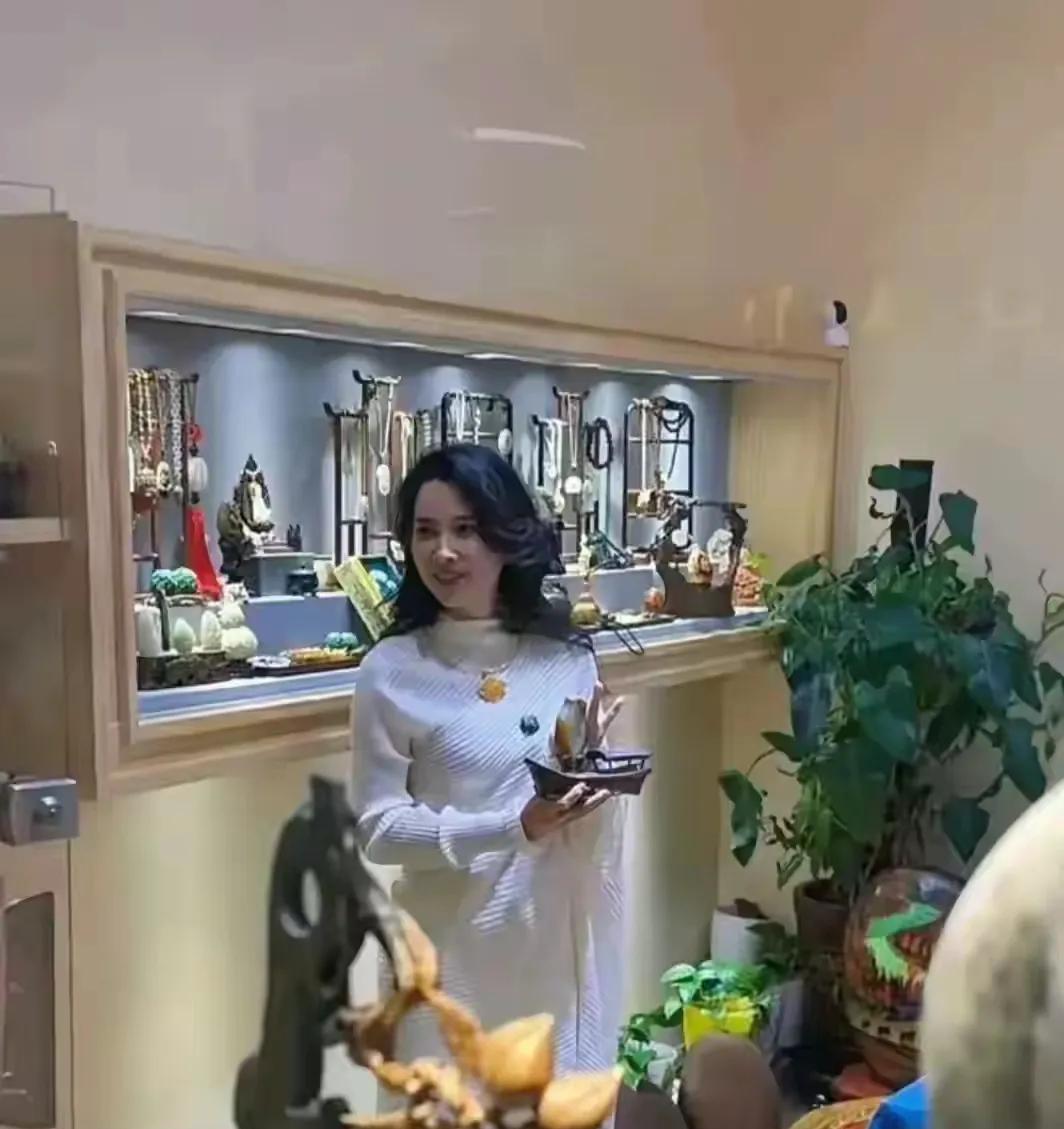 汪峰能不能不要再秀恩爱了，这都几婚了还这么招摇过市？
近日，有网友在新疆偶遇汪峰