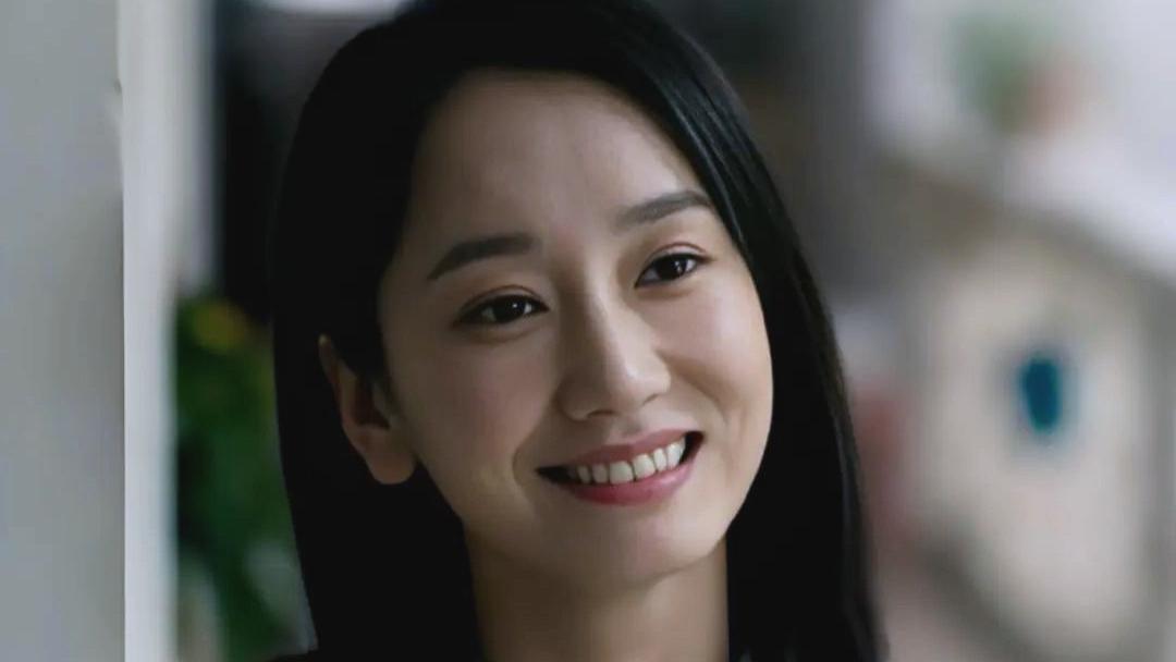 她是北电校花，19岁演戏，一路有贵人相助，35岁嫁星二代，37岁一声怒吼成名