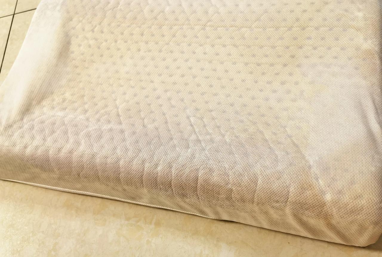 今天洗枕套时发现闺女的乳胶枕头变色变硬，尤其是边缘处！这还是正规商场某品牌的，果