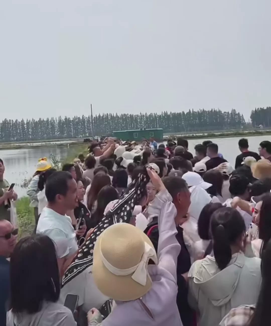 看看这一眼望不到头，不知道来了多少人，据现场的朋友介绍，董宇辉为了照顾到所有人，