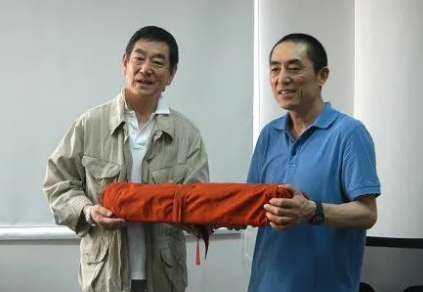 2008年，张艺谋筹办北京奥运会时，高仓健特地赶来，送给他一把刀，翻译说：“这把