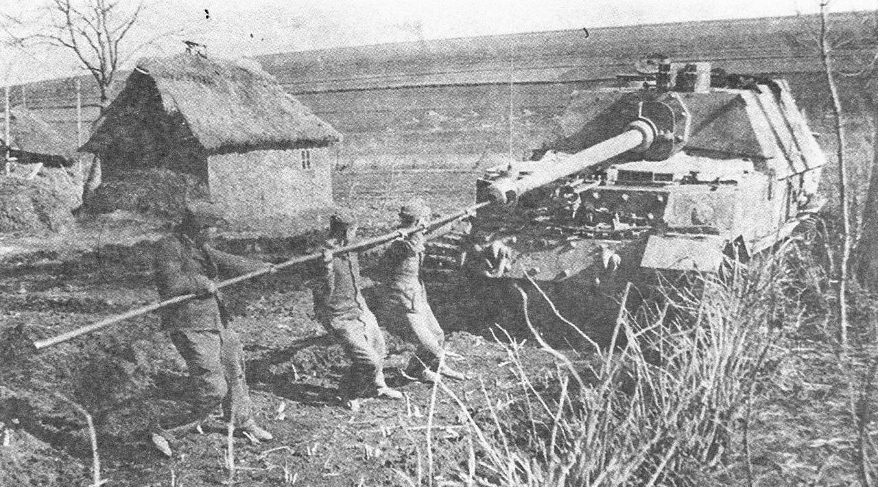 1944年，东线，西乌克兰。第653重坦克歼击营的德军坦克兵们正在清洗“斐迪南”