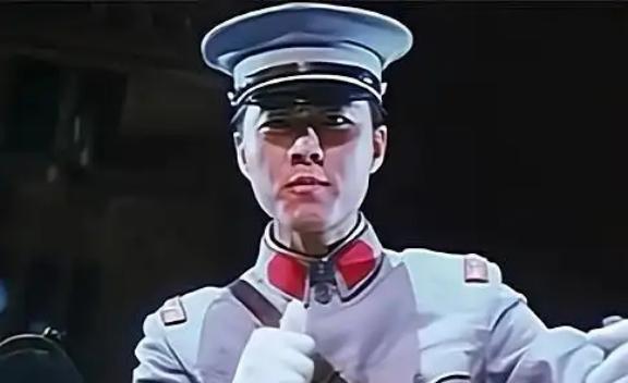 1922年，卢小嘉调戏演员露兰春，被黄金荣打了个半死。 第二天，卢小嘉用枪抵着黄
