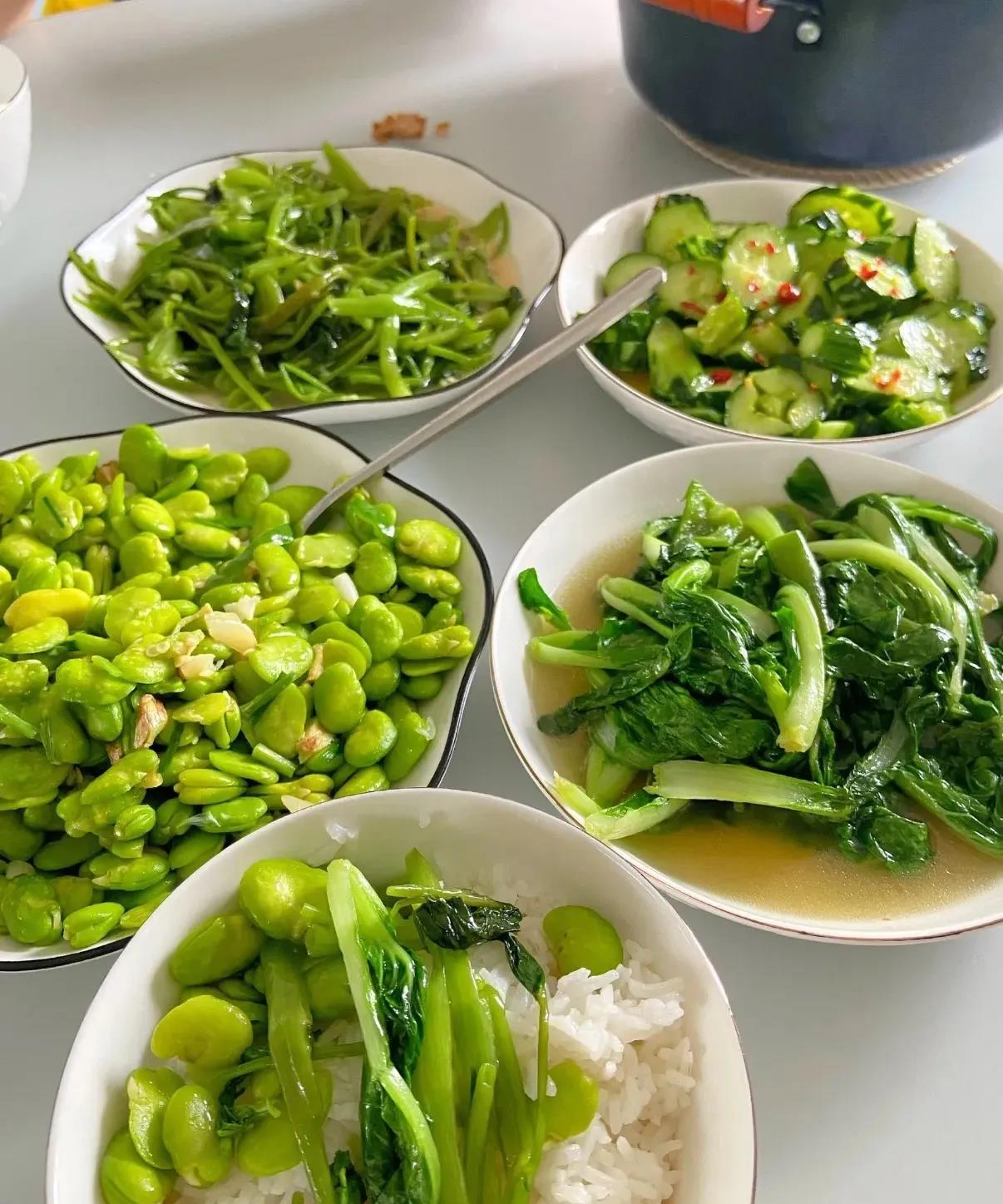 忙一下午做了四样素菜招待老公发小一家，他居然当众摆脸色，嫌没有硬菜！我寻思着大家