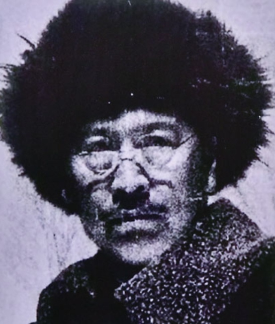 1937年，66岁的大地主戴万龄被日军擒获，为了防止他逃脱，日军用铁丝捆住他两个