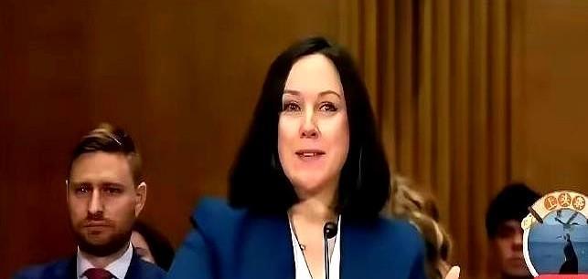 美国终于知道被我们卡脖子的疼痛了！
一位美国稀土专家说：他们费尽周折从地下开采出