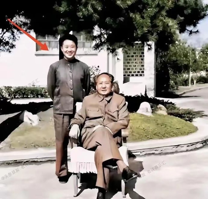 这是一张虽年代久远，却十分亲切的老照片，照片中的主席笑容和蔼，坐在椅子上，神情十