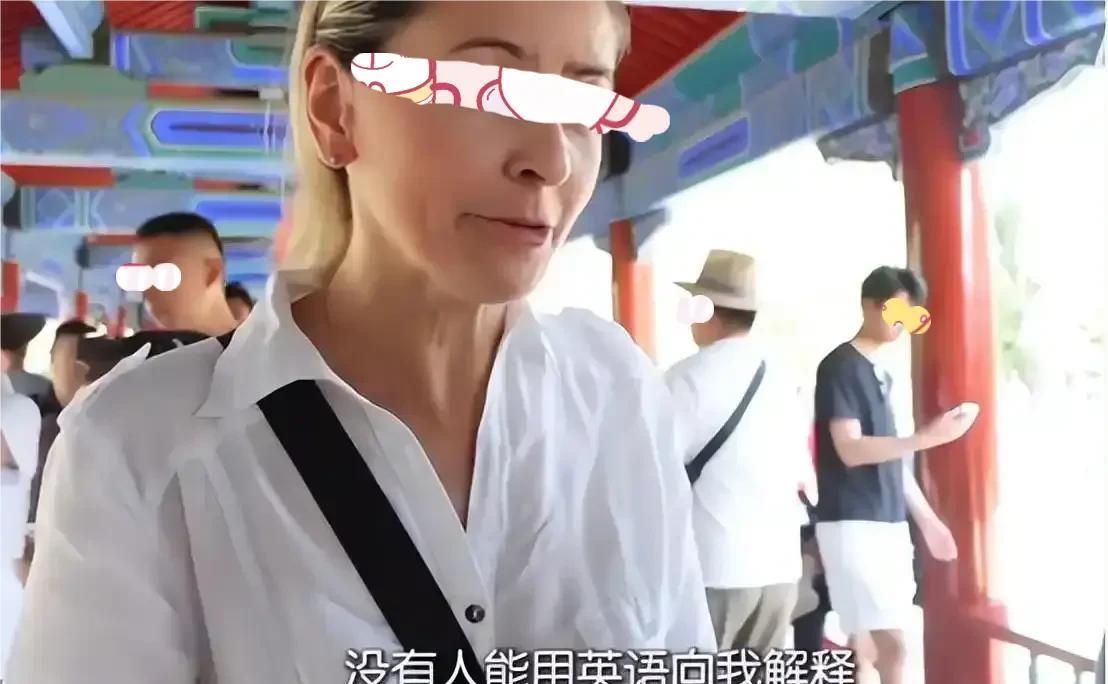 外国游客总结了在中国旅游的旅游体验，中国景色很好，饭菜也很好，但是服务不是到位。