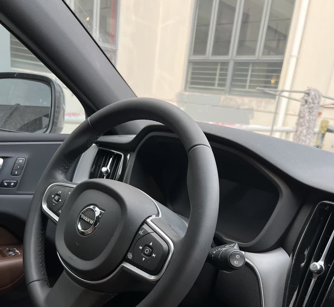 24 款 xc60 锁车后，机器仓里发出叮叮咣咣的响声，像是继电器复位工作的声音