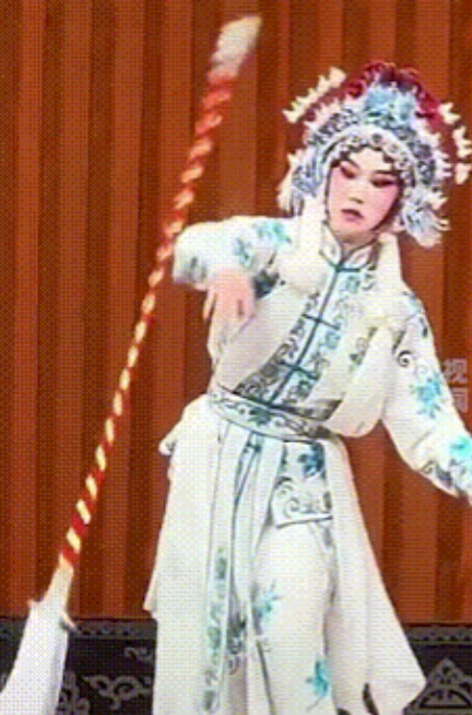 “火到央媒了！”辽宁大连一京剧表演中途刀马刀掉落，演员巧妙抬脚一踢，失误反倒成了