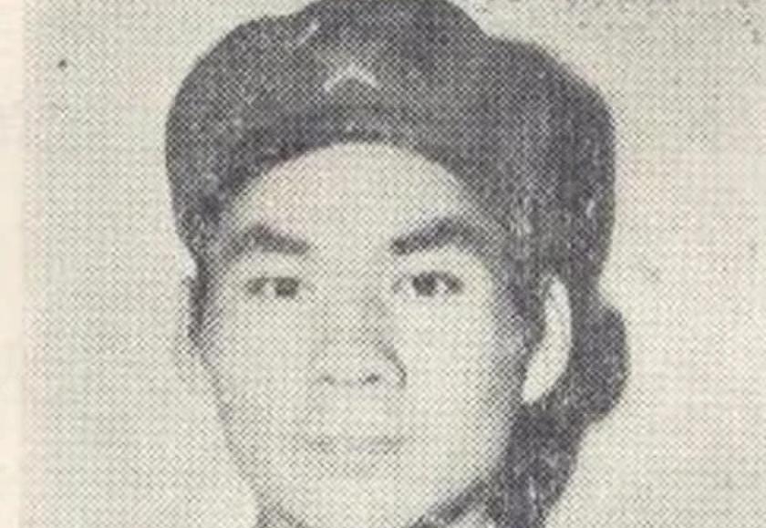 1979年，中越边境。突然，警卫们听到玉米地传来响声，到跟前一看，地上竟然趴着一
