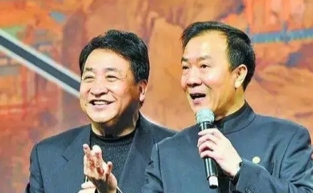 2004年春晚，杨蕾和郭达表演完小品《好人不打折》，刚下后台，杨蕾就接到丈夫戴志