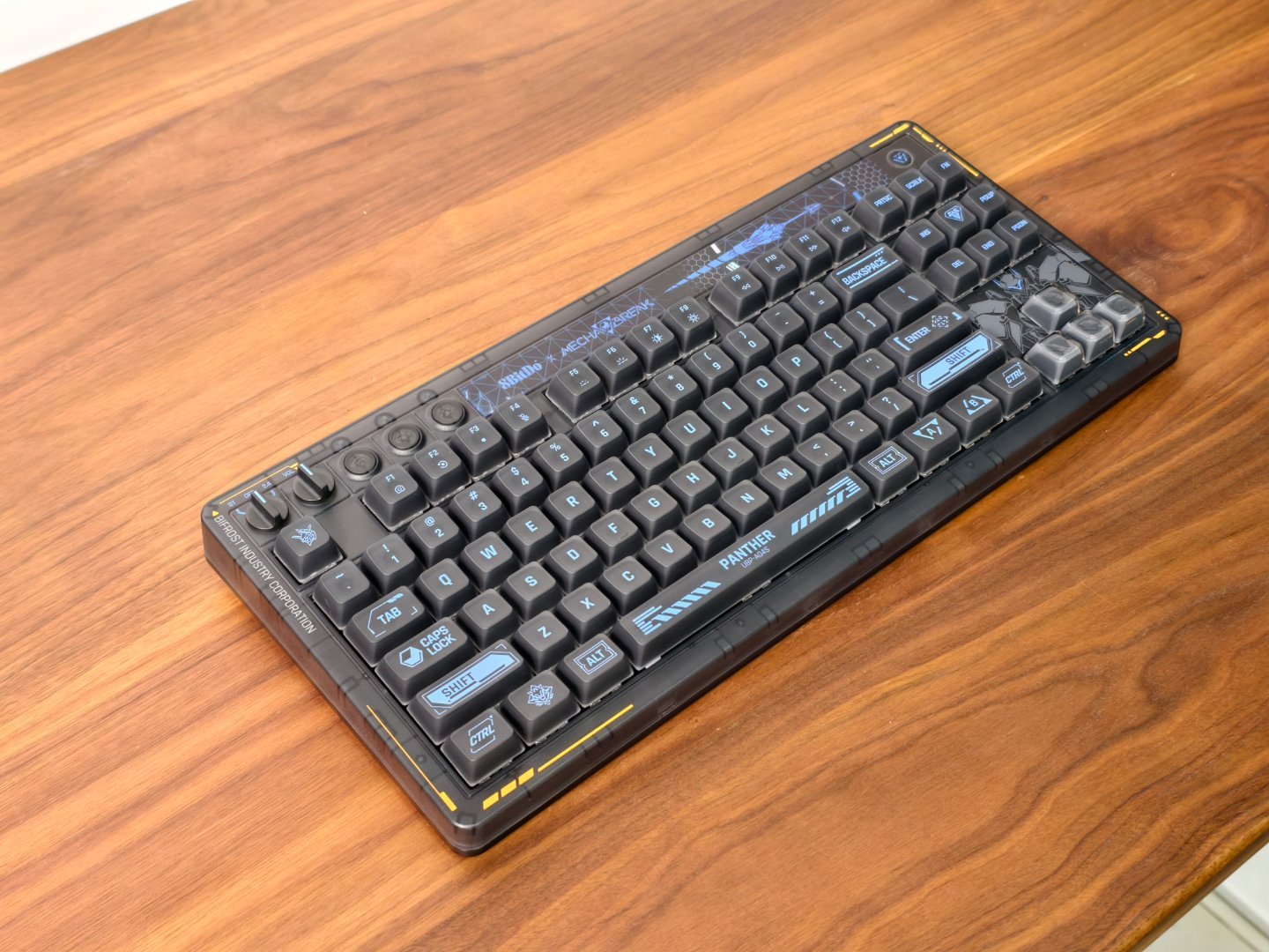 当《解限机》的引擎轰鸣还在耳畔，玩家们早已在问："能把黑豹机甲揣进背包吗？"
