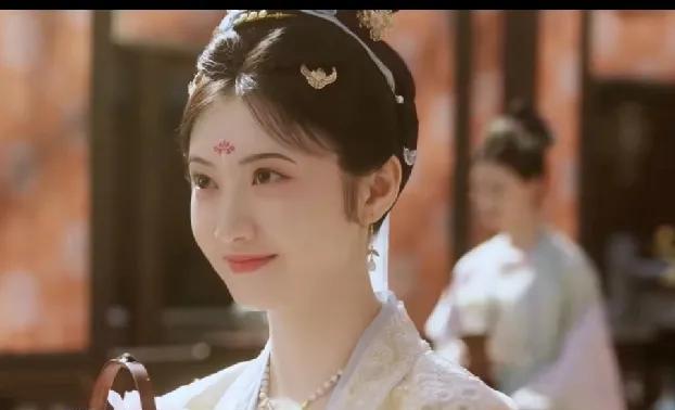 景甜真的不适合再演古偶了，新剧《似锦》预告滤镜大到有些失真，脸上水肿更严重了。