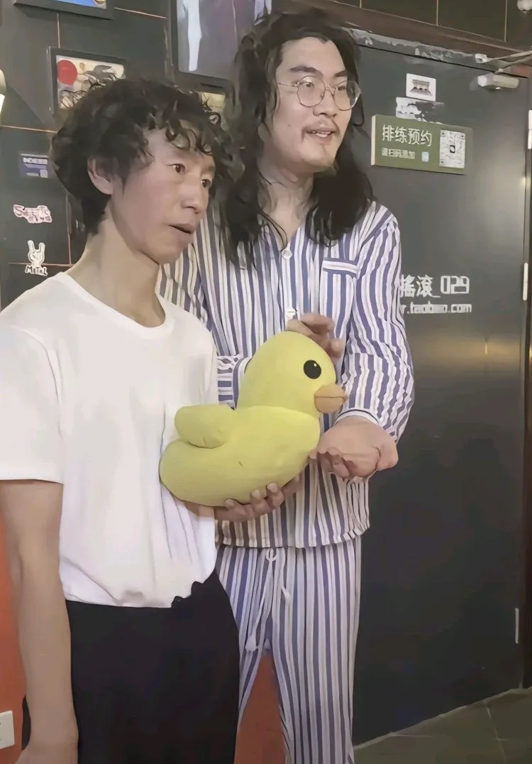看完庞麦郎南宁的演唱会爆满的消息，
我问老公：到底是什么人喜欢庞麦郎？
老公沉默