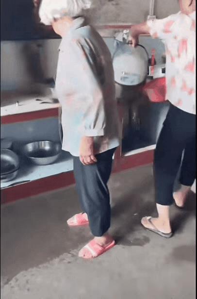 看到老人不知所措的样子，真是让人觉得心酸啊！
农村大娘在做饭的时候，发现家里突然
