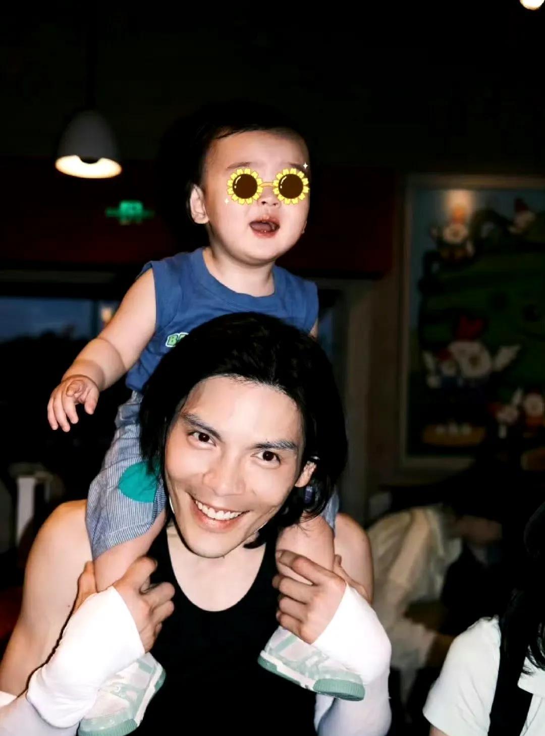 颜值暴击！向佐郭碧婷儿子近照圈粉无数，肉嘟嘟萌态引全网姨母心泛滥