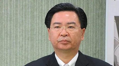 吴钊燮的大麻烦来了，蓝绿白都想要办他。这位英系的首席大将，能逃得过去吗？
岛内的
