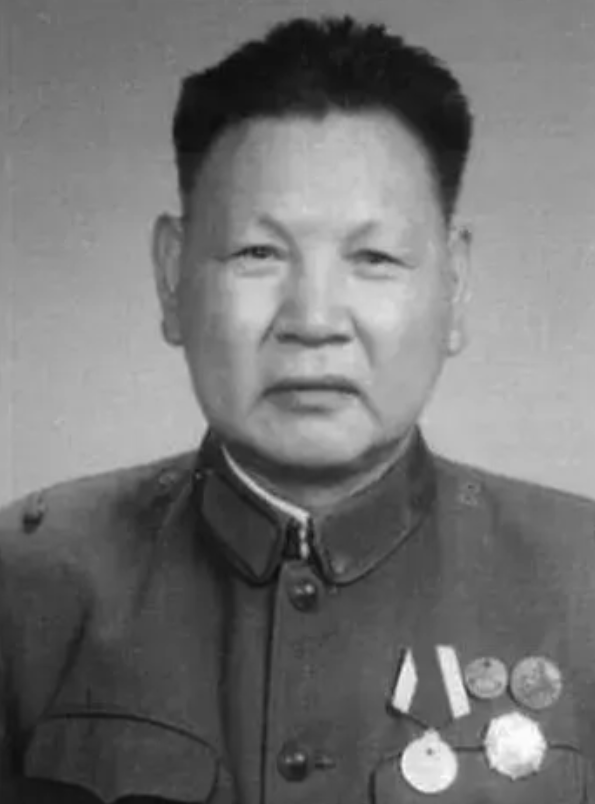 1945年，八路军在公路上伏击日军，由于敌人太多，排长便下令撤退，一个小战士却没