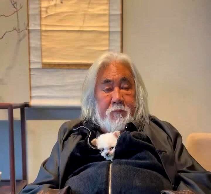 终于搞明白了

为什么张纪中这么死心塌地？

他现任老婆真不是一般人！4
