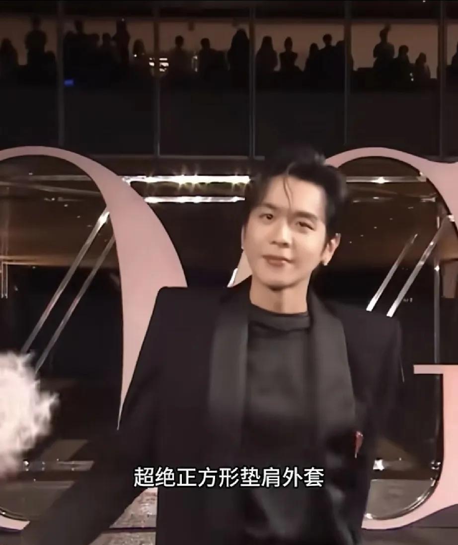 每次看到张若昀这个正方形垫肩西装就想笑，什么审美啊，真的很丑。#张若昀#