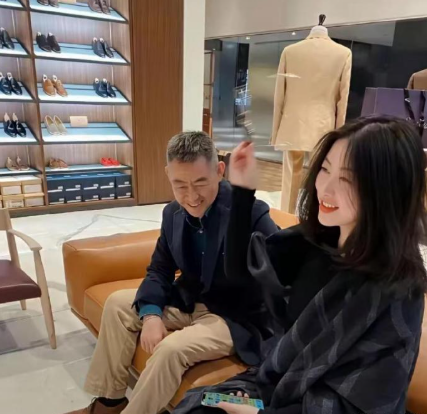 朱珠陪爸爸逛商场，老爷子气质不俗