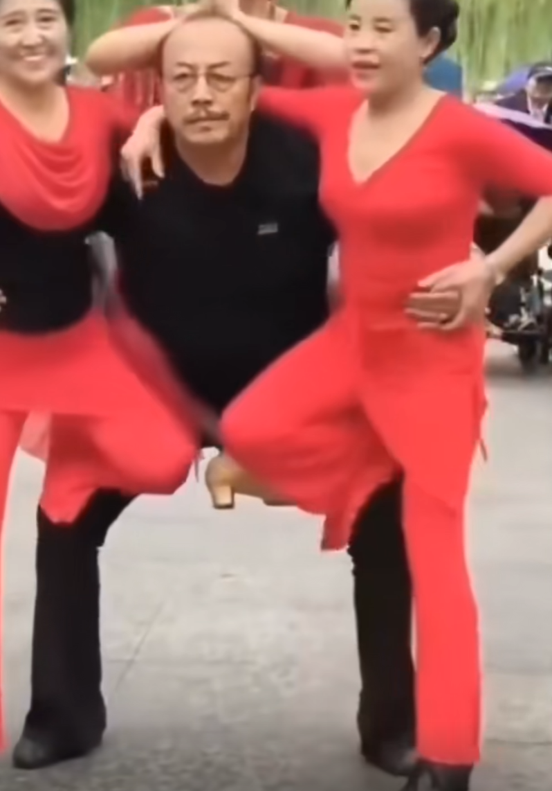 想知道大爷这是跳的什么舞！