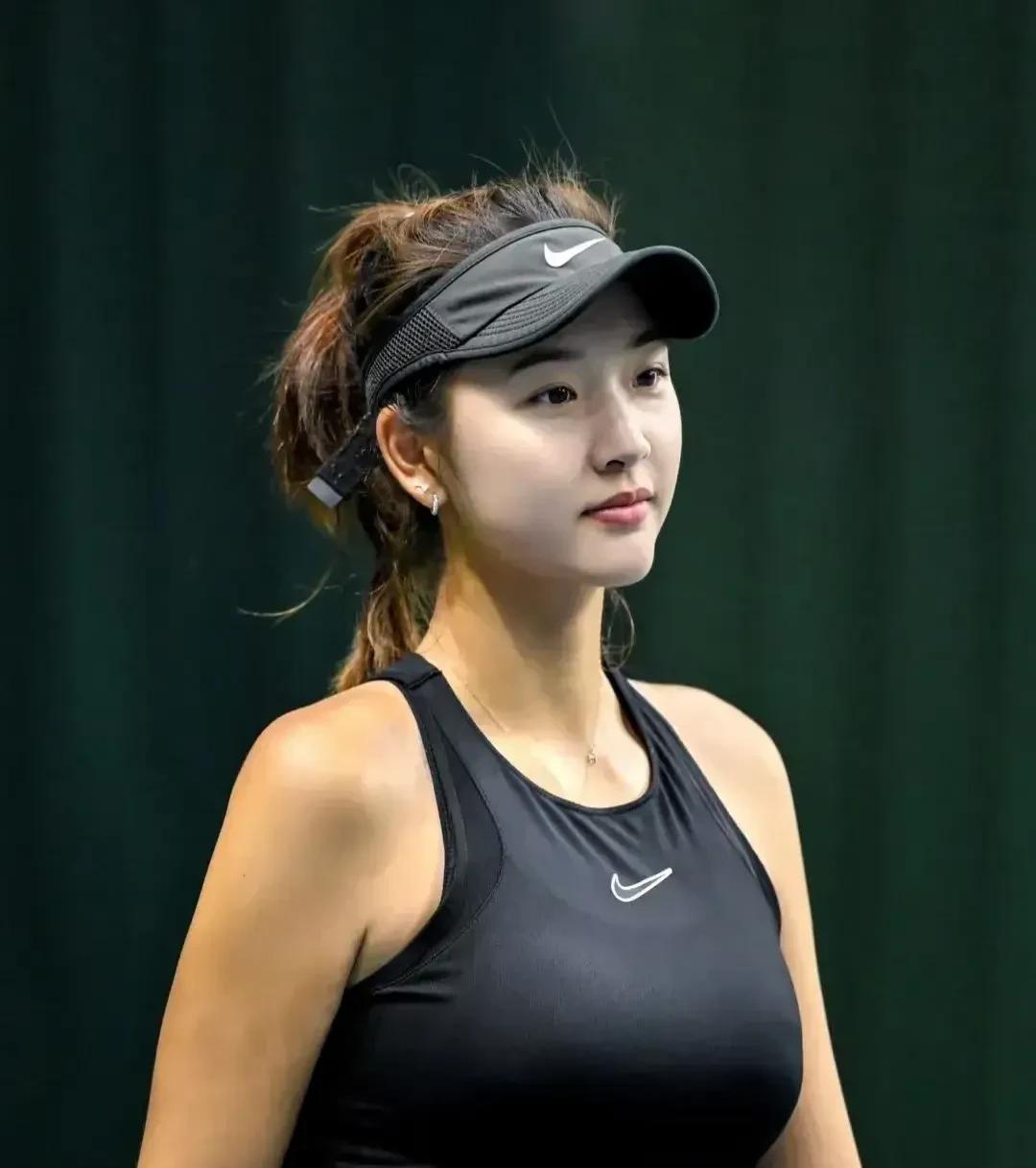 有着中国莎拉波娃美誉之称的职业女网球员曹雅婧想要夺冠太难了！
对比一下郑钦文和萨