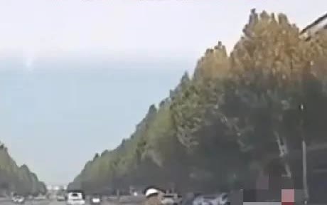 6月24日，河南开封一老人拄着拐杖横穿马路，然后径直朝一男子开的车走过来，试图朝