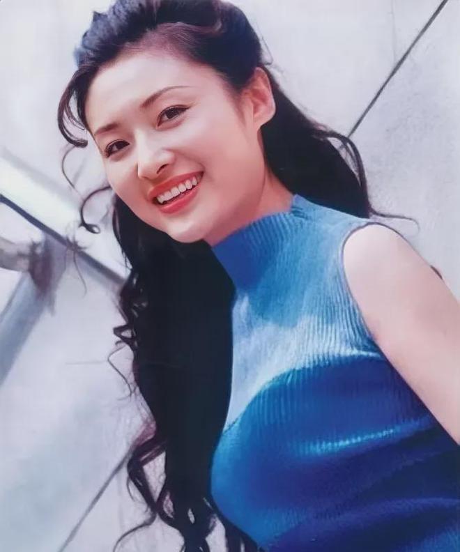 2002年，知名主持人周涛下班回到家，看见正在灶台边忙碌的丈夫，顿时心生厌倦，很