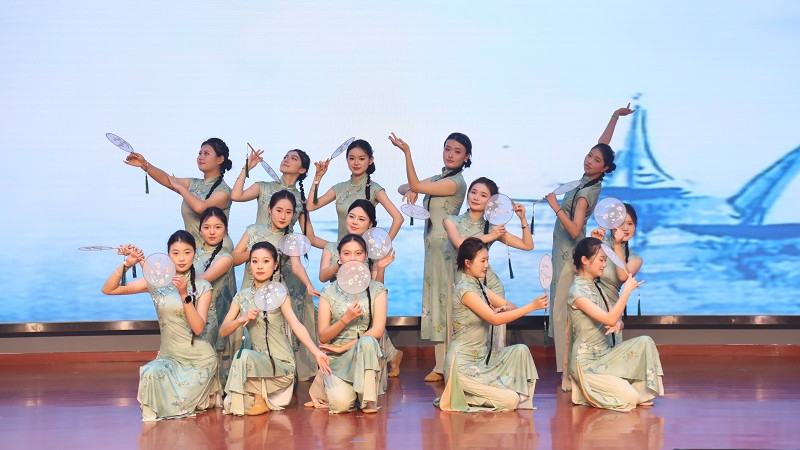 策马奔腾启新程，师生联袂贺元旦——安徽明星教育集团2026元旦联欢会璀璨上演