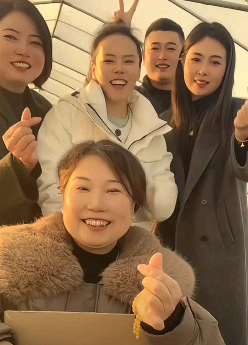 熊磊封号了，大快人心，看了这几张聊天记录，才明白她为什么跟杜新枝走的热乎。

姚