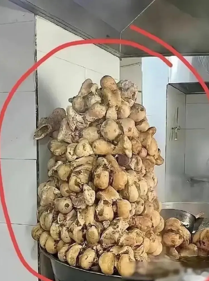 朋友去吃羊汤时，不小心误入了后厨，看到了这个情景，吓得立刻离开了