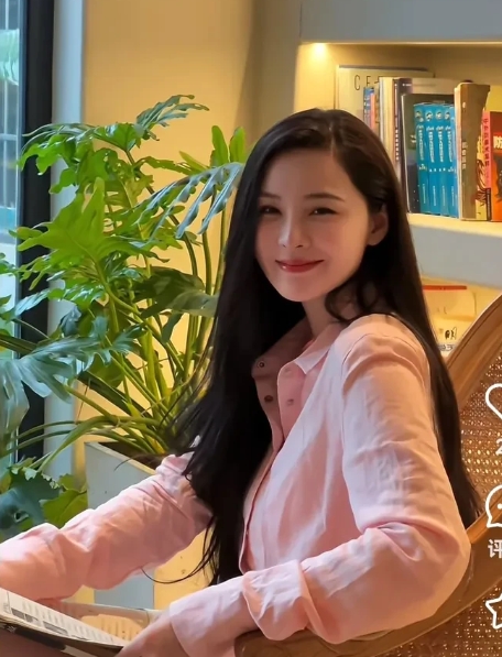 张颖颖海南房子内外景曝光，鸟语花香，挺漂亮的。
张颖颖被爆在3月已带一家8口人搬