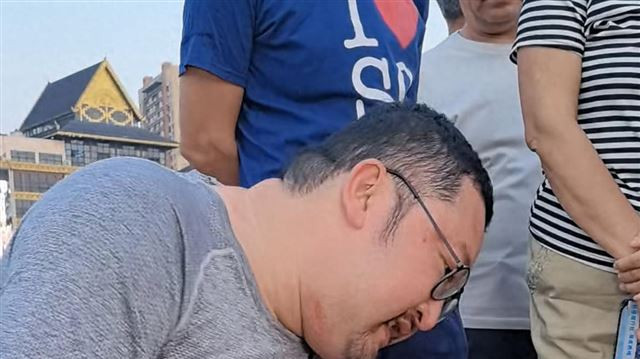 41岁资深演员街边擦鞋遭嘲讽！每次10元引围观，满头大汗毫不避讳