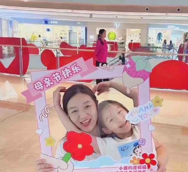 原来这才是真正的谢浩南妈妈！

谢浩南亲妈妈，小妹妹，长得都像！

谢浩