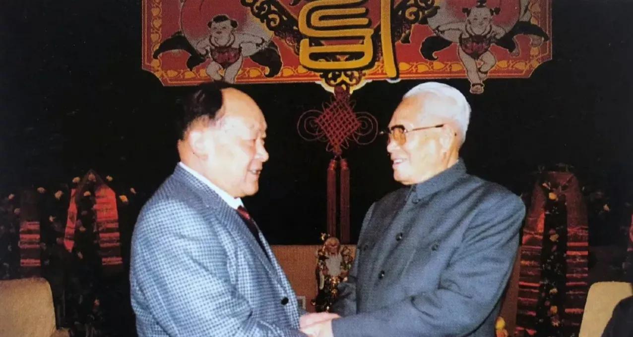 2003年，张震九十寿辰，梁光烈将军前来贺喜，亲切交谈，嘘寒问暖，笑容满面，合影