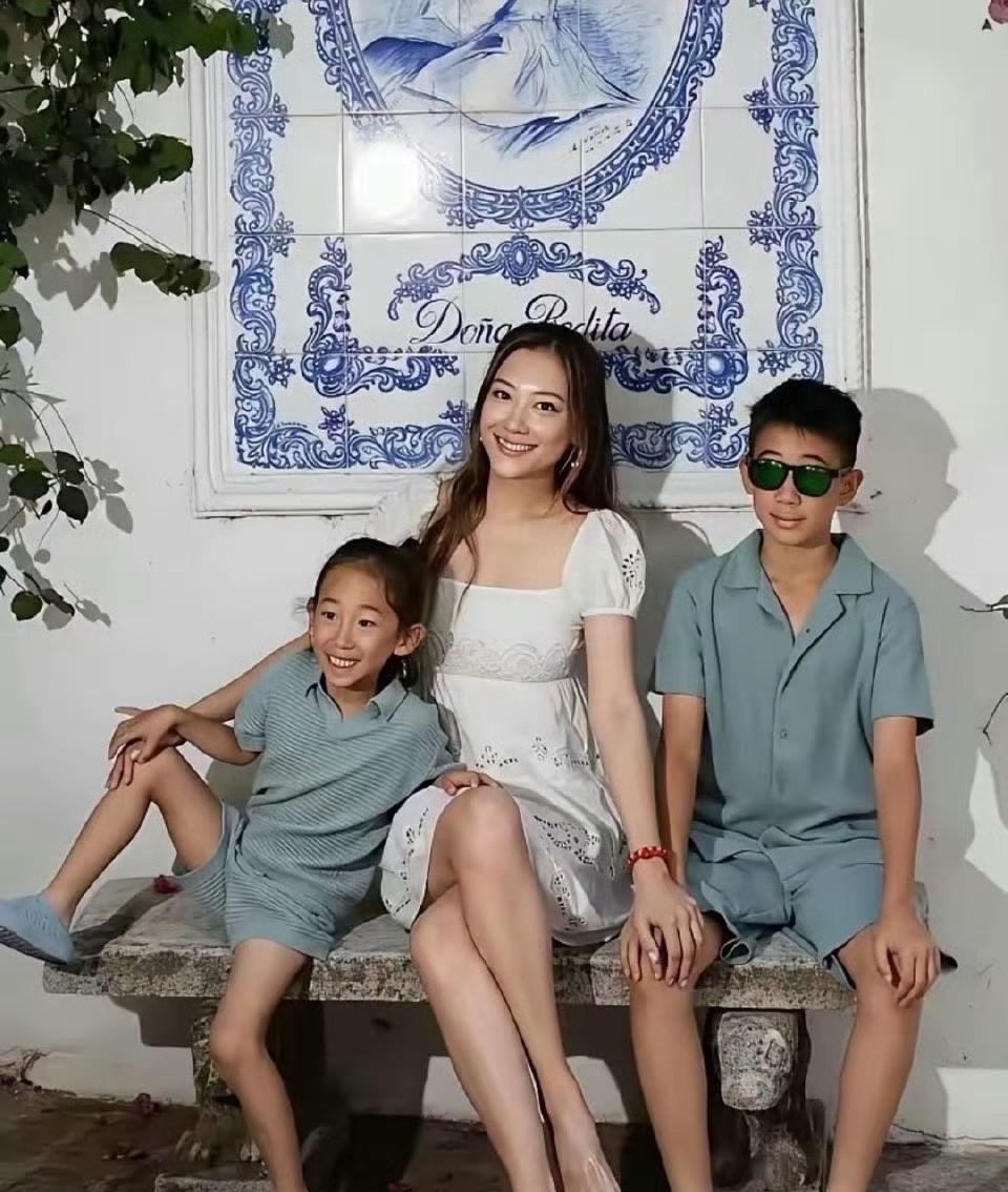 陈小春这基因绝了！儿子跟他简直是一个模子刻出来的，采儿的影子都找不着，哈哈哈！