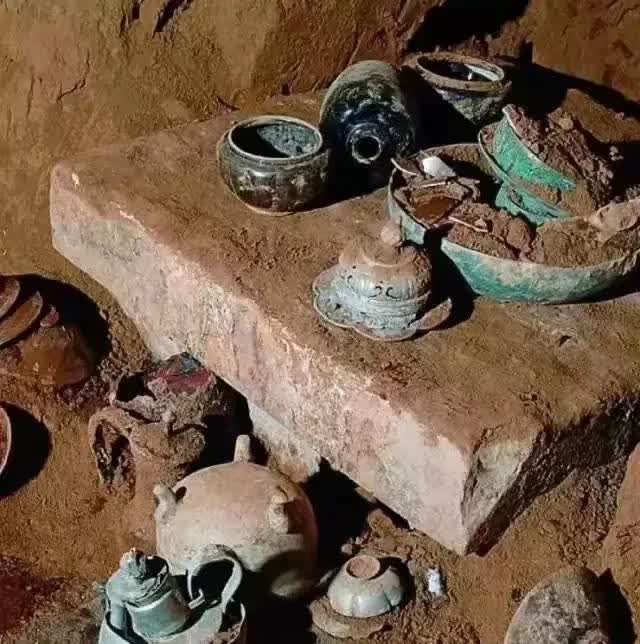 山西，有村民拆祖屋建房子，在挖地基的时候，意外的挖出了很多碗碟跟其他瓷器，这些瓷