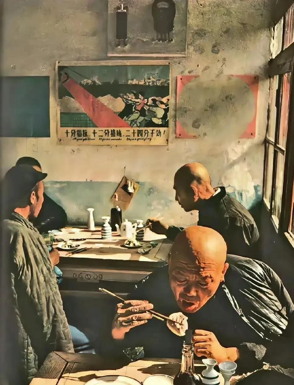 1958年，麻城县在食堂吃早餐的农民#历史#