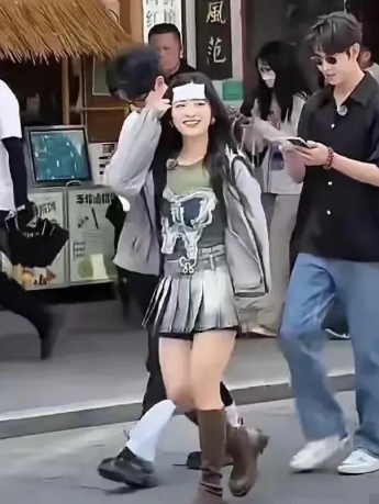 很多时候人们会被影视剧里的女明星颜值所吸引，其实现实中的她们是很普通的人，你看照