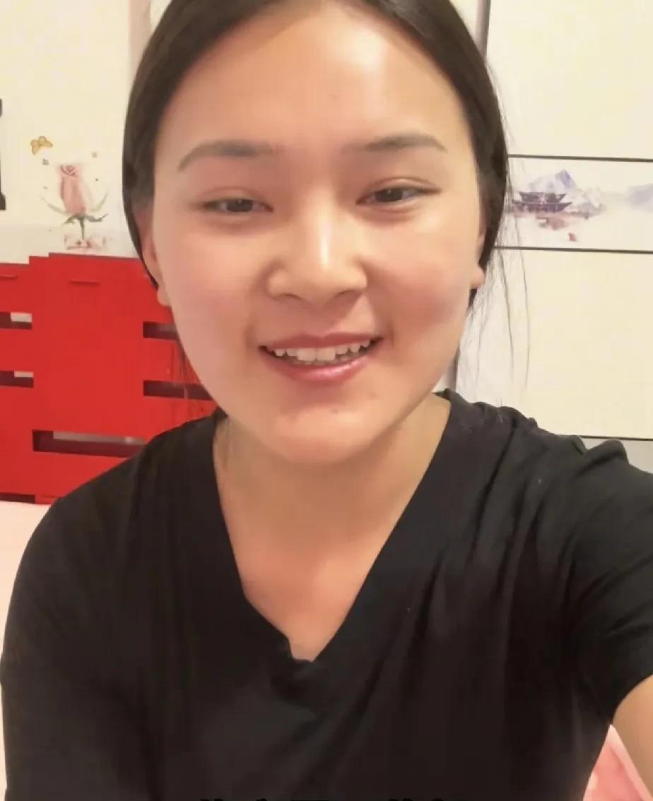 雨露有个遗憾：她有一个不着调的妈妈。  



这遗憾像一颗小小的石头，多年来一