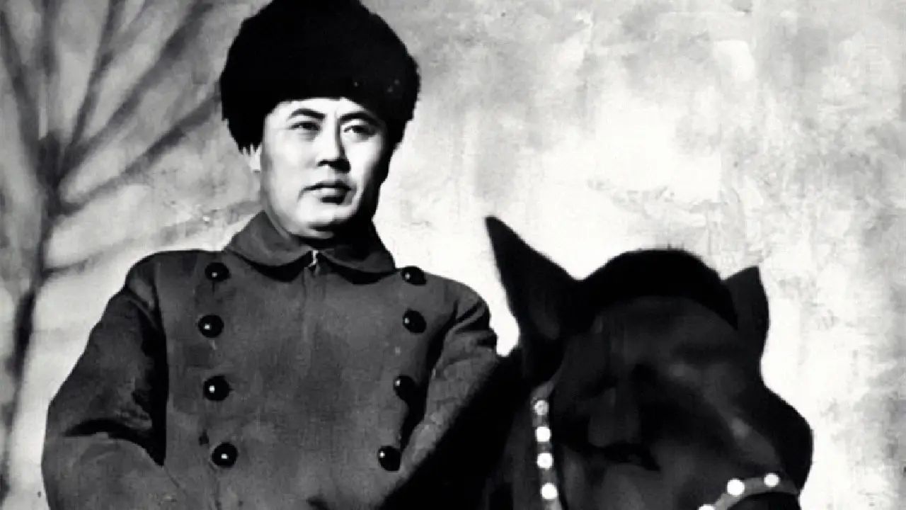 蒋介石下令必杀傅作义，女特务为何离奇惨死，男杀手怎会举枪自尽
